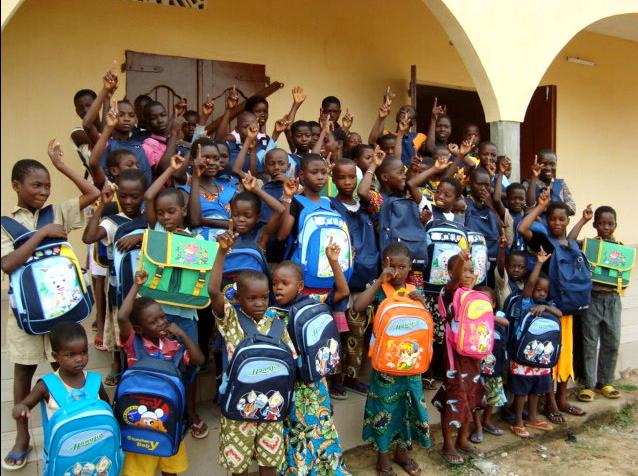 Distribution de matériel scolaire aux filleuls Togolais Parrainer_un_enfant